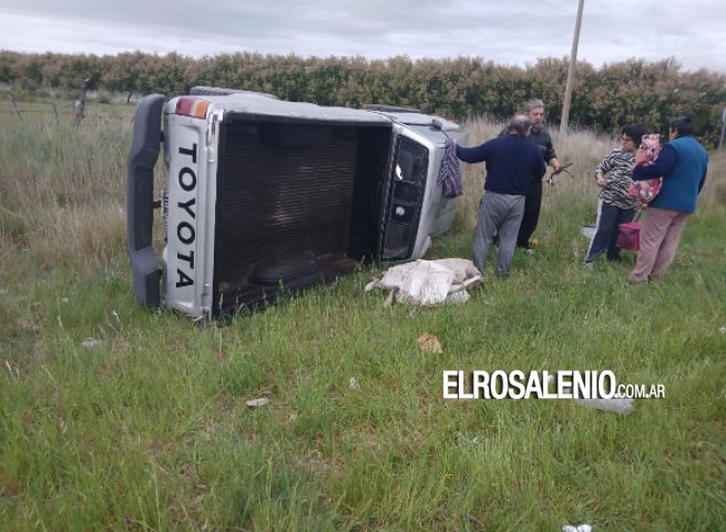 Ocupantes de una camioneta fueron hospitalizados luego de un vuelco