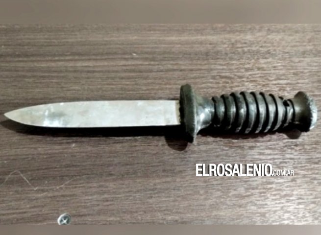 Allanamiento en Albatros XIV por amenazas entre vecinos: secuestraron un cuchillo
