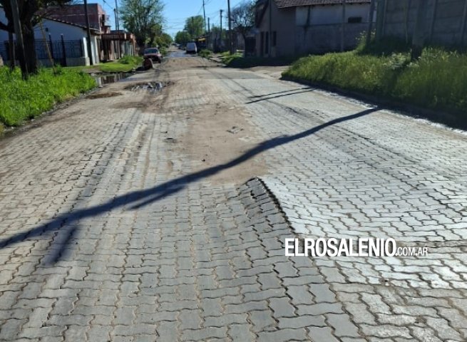 Reclamos de vecinos por el mal estado de una calle pavimentada hace menos de un año