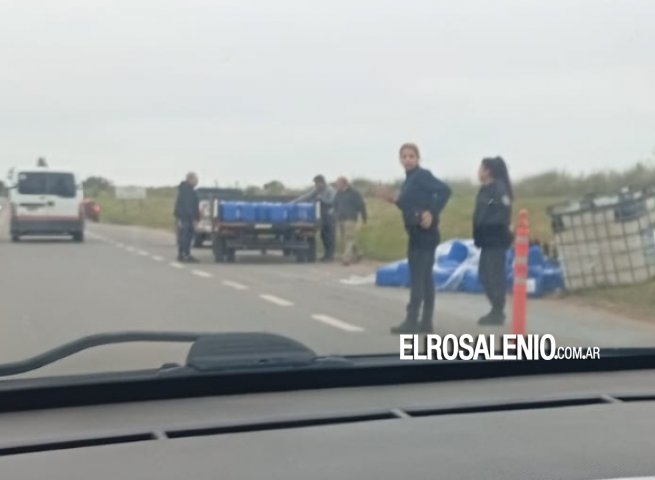 Volcó un carro que transportaba bidones hacia Puerto Rosales