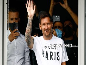 Messi acompañado por su familia llegó a París para firmar con el PSG