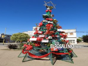 La Plaza Belgrano cuenta con su árbol navideño ecológico 