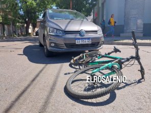 Ciclista protagoniza accidente vial en el centro de Punta Alta