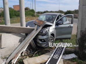 Villa Arias: Despistó, chocó un poste y derribó un paredón