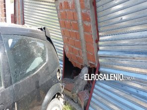 Perdió el control del vehículo y destruyó el frente de una vivienda 