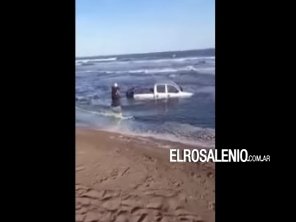 Monte Hermoso: Bomberos debieron sacar una camioneta del mar