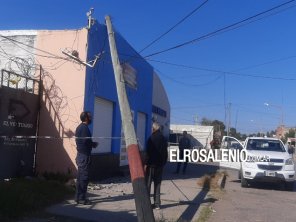 Cayó un poste de teléfono sobre un local