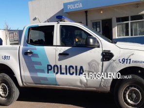 Tarde de furia en Bahía Blanca: Provocó daños en un móvil policial a las patadas