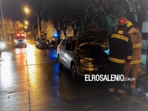 Bomberos fueron convocados por el incendio en un automóvil