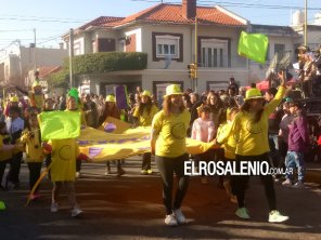 Multitudinario desfile por el aniversario de la ciudad