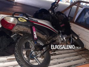 Una motociclista fue hospitalizada tras una colisión con una camioneta