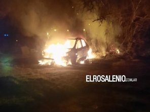 Villa Arias: Un auto quedó destruido tras un incendio