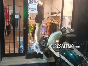 Se le trabó el acelerador y terminó impactando contra la vidriera de un local 