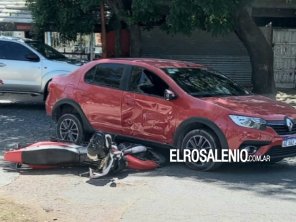 Un motociclista resultó herido al chocar con un auto