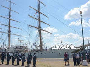 La Fragata Libertad descansa en Puerto Belgrano y pronto recibirá al público