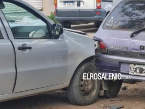 Perdió el control del remise y chocó un auto estacionado