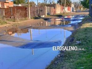 Reclamo vecinal por importante pérdida de agua que ABSA no repara