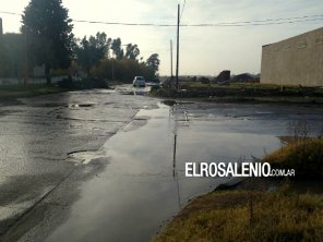Otra vez la esquina de Paso y Río Dulce inundada por una pérdida de agua