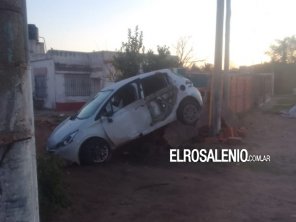 Un auto chocó contra un poste y un paredón en el ingreso a Villa Arias