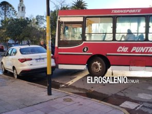 Colectivo resbaló por la escarcha y chocó un auto estacionado frente a la plaza Belgrano