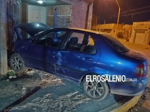 Chocaron dos autos y uno dañó el frente de una casa