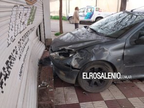 Chocaron en 12 de octubre y España, y uno de los autos embistió la persiana de un comercio