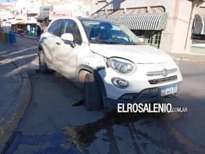 Choque en pleno centro en esquina con semáforos intermitentes