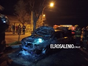 Se incendiaron dos autos en estacionamiento de Albatros XXVII