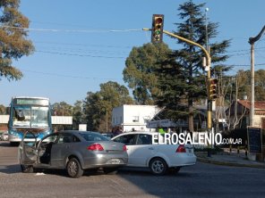 Crónica de otro accidente anunciado: choque en esquina donde funciona mal un semáforo