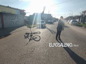 Accidente de tránsito entre auto y bicicleta