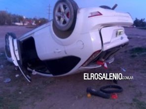 Dos autos terminaron volcados tras chocar en ruta 3