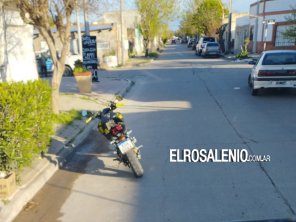 Chocaron una moto y un auto que salía de un garaje