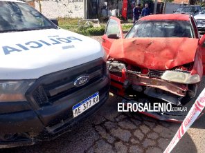 Un auto y un patrullero policial chocaron esta mañana