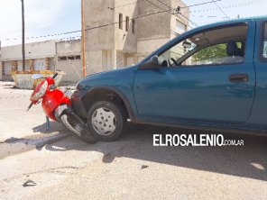 Choque entre auto y moto en zona norte