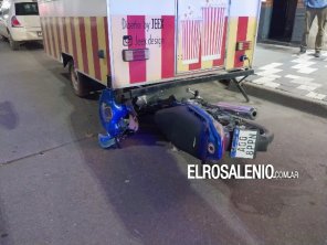 Sobrepasó un auto por la derecha y terminó impactando un puesto de golosinas