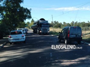 Camión con caños de gran porte pasó por Colón en contramano y ocasionó caos vehicular