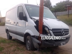 Chocó una camioneta contra un poste de alumbrado en avenida Jujuy