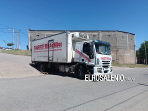 Camión quedó “colgado” al bajar en contramano por Uriburu y Jujuy y fue multado