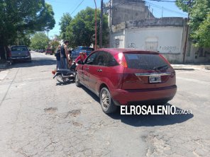 Chocaron un auto y una moto de delibery en 25 de mayo y alberdi