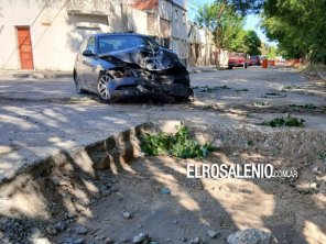 Un auto BMW cayó en un pozo donde se lleva a cabo la reparación del hormigón