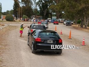Vecinos de barrios del Oeste de Pehuen Co volvieron a reclamar en el ingreso a la localidad