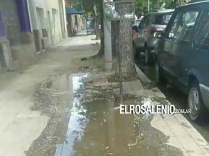 Colocaron poste de cables en el frente de la casa y rompieron caños de agua