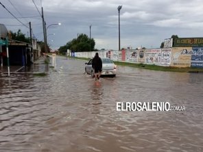  Un automovilista apuntó con un arma de fuego a dos vecinos que cortaban la calle inundada