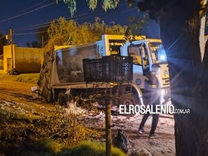 Camión recolector quedó varado en una calle de tierra
