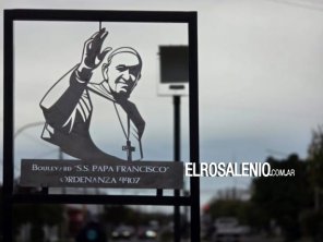 Colocaron cartel que señaliza el Boulevard Papa Francisco en avenida Tucumán
