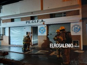 Incendio en la sede de PECIFA: bomberos debieron derribar la puerta para ingresar