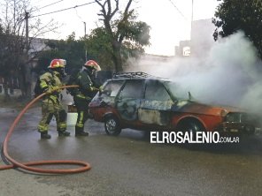 Un auto estacionado fue dañado por un incendio