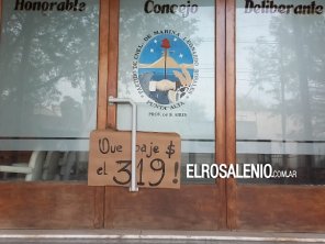 Vecino colocó en la puerta del HCD un cartel reclamando baja en el boleto de la 319