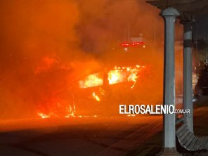 Chocó columna de alumbrado, impactó a otro vehículo y se prendió fuego