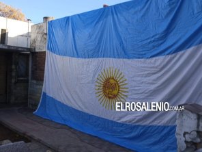 Denuncian que les robaron una enorme bandera argentina del frente de su casa